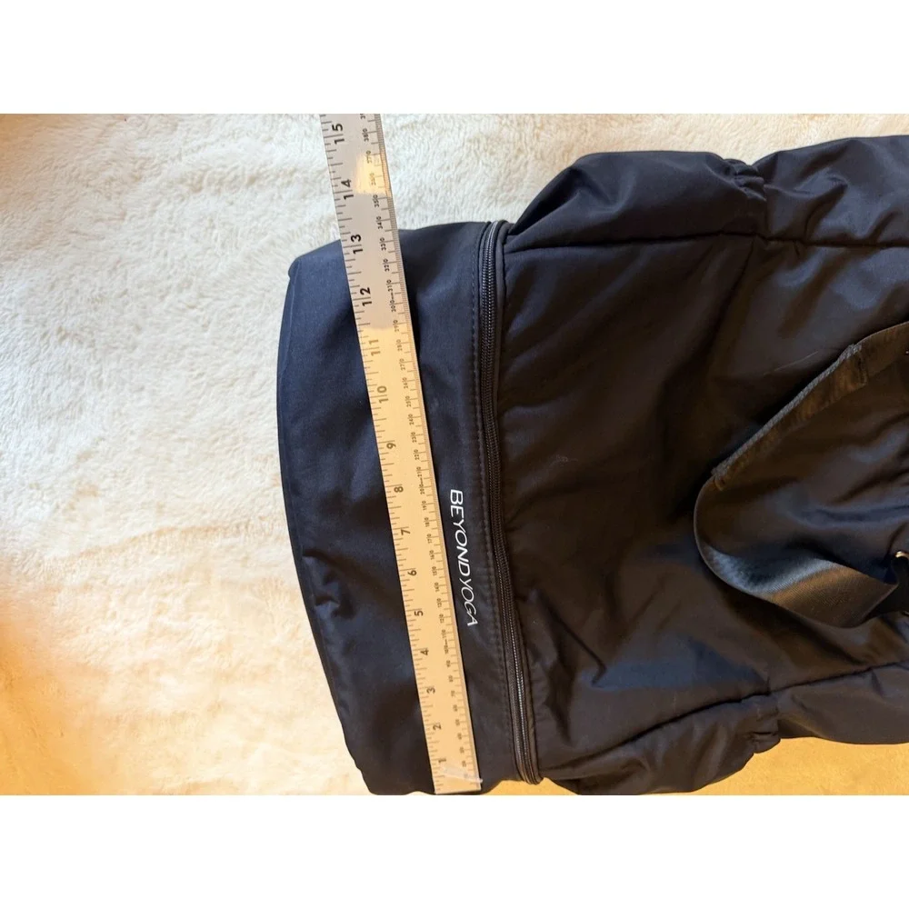 Beyond Yoga Black Mat Bag Drawstring Zip Closure Adjustable Strap 2 Pockets